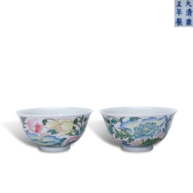 Qing Dynasty Yongzheng period, A pair of famille rose small bowls with floral patterns