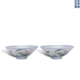 Qing Dynasty Yongzheng period, A pair of famille rose bamboo hat-shaped bowls with lotus pond and