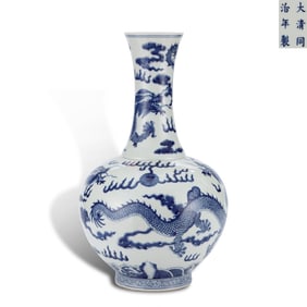 Qing Dynasty Tongzhi period, Blue-and-white appreciation vase with cloud dragon patterns