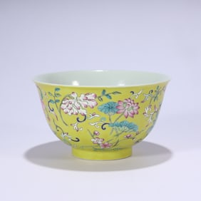 YELLOW-GROUND FAMILLE ROSE FLORAL BOWL