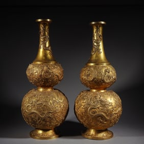A GILT BRONZE DRAGON-PATTERNED VASE FROM THE QING DYNASTY