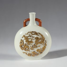 A SMALL FLAT BOTTLE WITH FAMILLE ROSE AND GOLD DECORATION FROM THE QIANLONG PERIOD OF THE QING