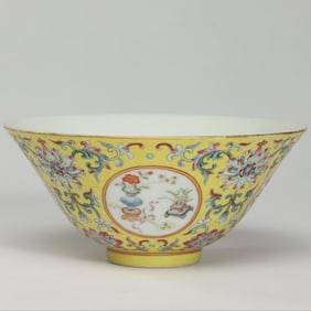 QING DYNASTY YELLOW-GROUND YANGCAI OPENWORK ANTIQUE PATTERN PALACE BOWL