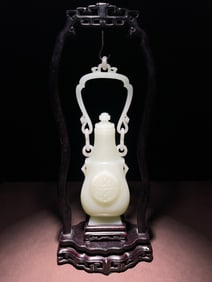 JADE BOTTLE WITH LONGEVITY CHARACTER PATTERN