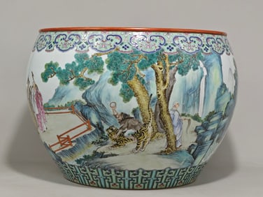 A FAMILLE ROSE JAR WITH EIGHTEEN ARHATS DESIGN, MADE DURING THE QIANLONG REIGN OF THE QING DYNASTY.