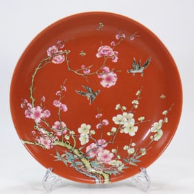 A FAMILLE ROSE CORAL-RED PLUM BLOSSOM PLATE MADE DURING THE YONGZHENG PERIOD OF THE QING DYNASTY.