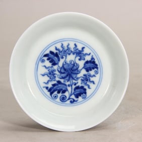 QING DYNASTY, QIANLONG PERIOD, BLUE AND WHITE PORCELAIN DISH WITH INTERTWINED FLORAL PATTERNS