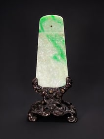 JADE AXE WITH KUI DRAGON DESIGN FROM THE QIANLONG PERIOD OF THE QING DYNASTY