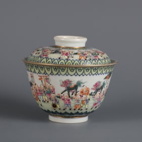A QING DYNASTY QIANLONG PERIOD BLUE AND WHITE PORCELAIN COVERED BOWL WITH FAMILLE ROSE DECORATION