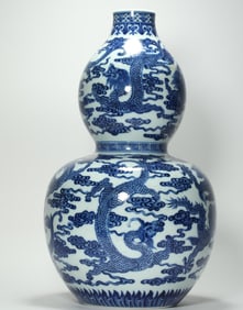 QING DYNASTY BLUE AND WHITE DRAGON PATTERN GOURD VASE