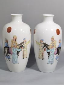 A PAIR OF QING DYNASTY FAMILLE ROSE VASES WITH INSCRIPTIONS