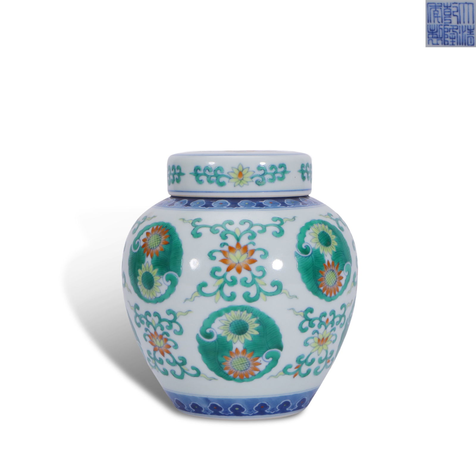 Qing Dynasty Qianlong period, Doucai covered jar with chrysanthemum medallion patterns (1 of 4)