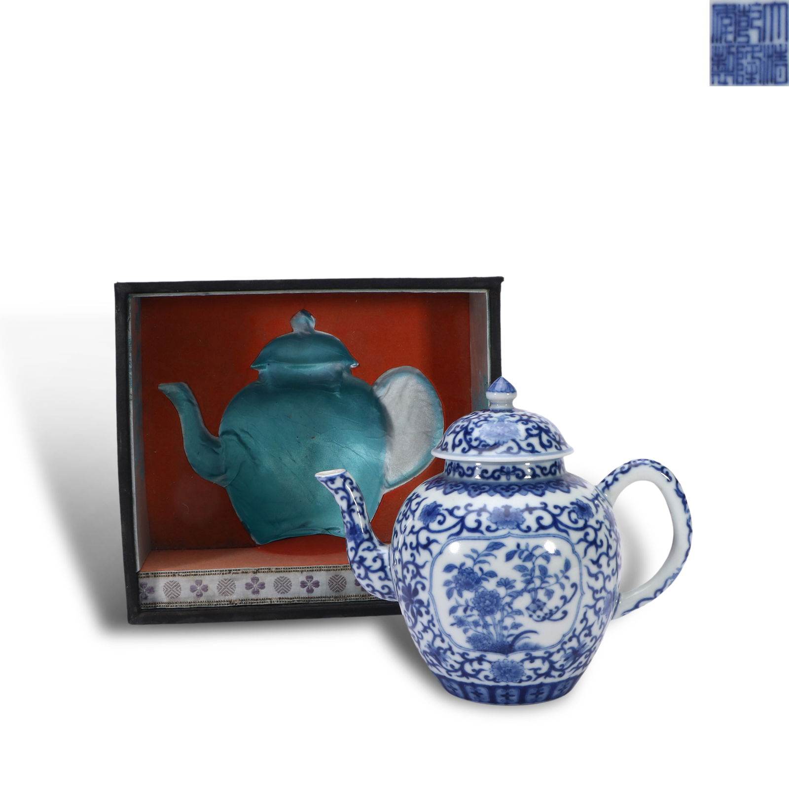 Qing Dynasty Qianlong period, Blue-and-white teapot with interlocking floral patterns and reserved (1 of 7)