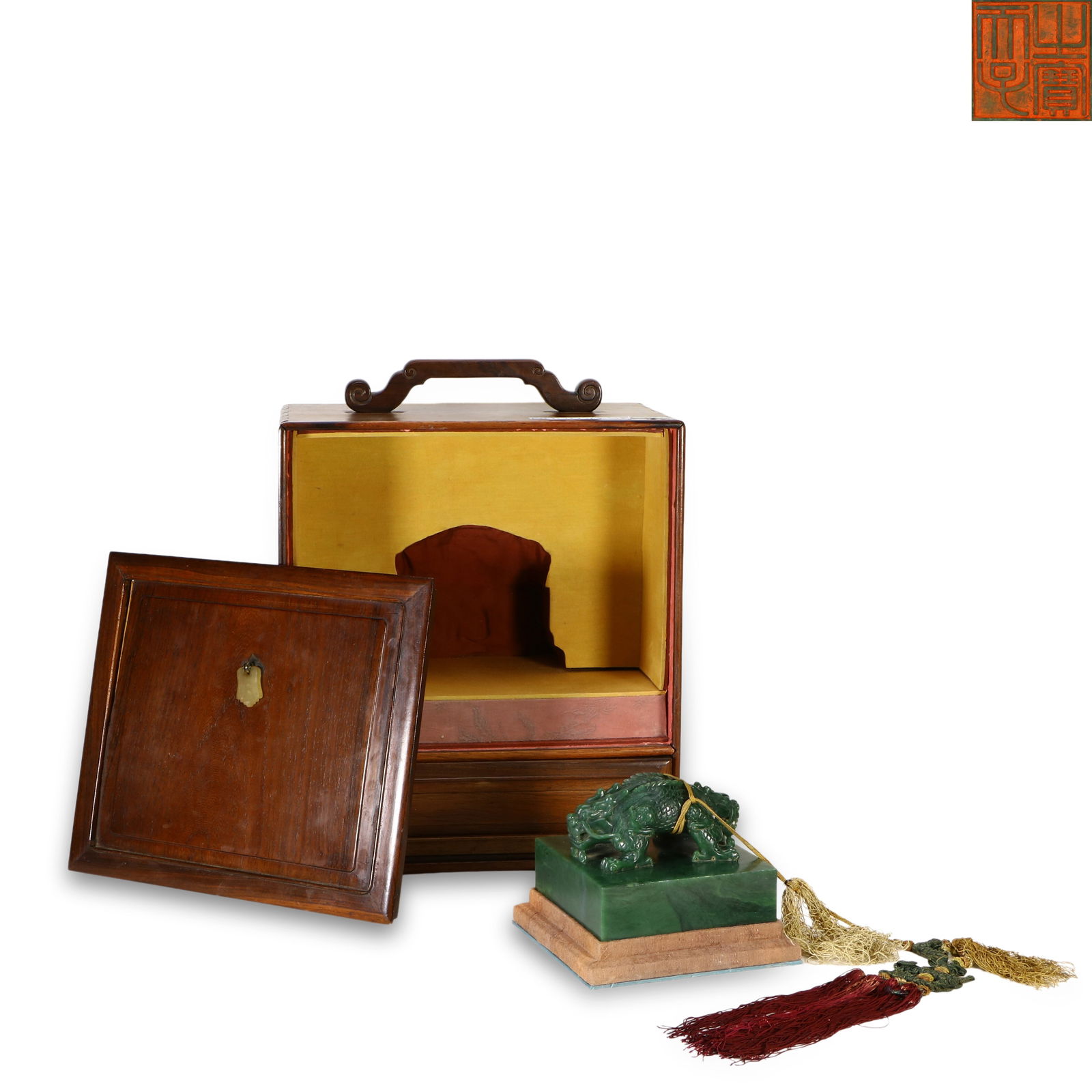 Qing Dynasty Hetian jasper imperial seal with interlocking dragon knob (1 of 8)