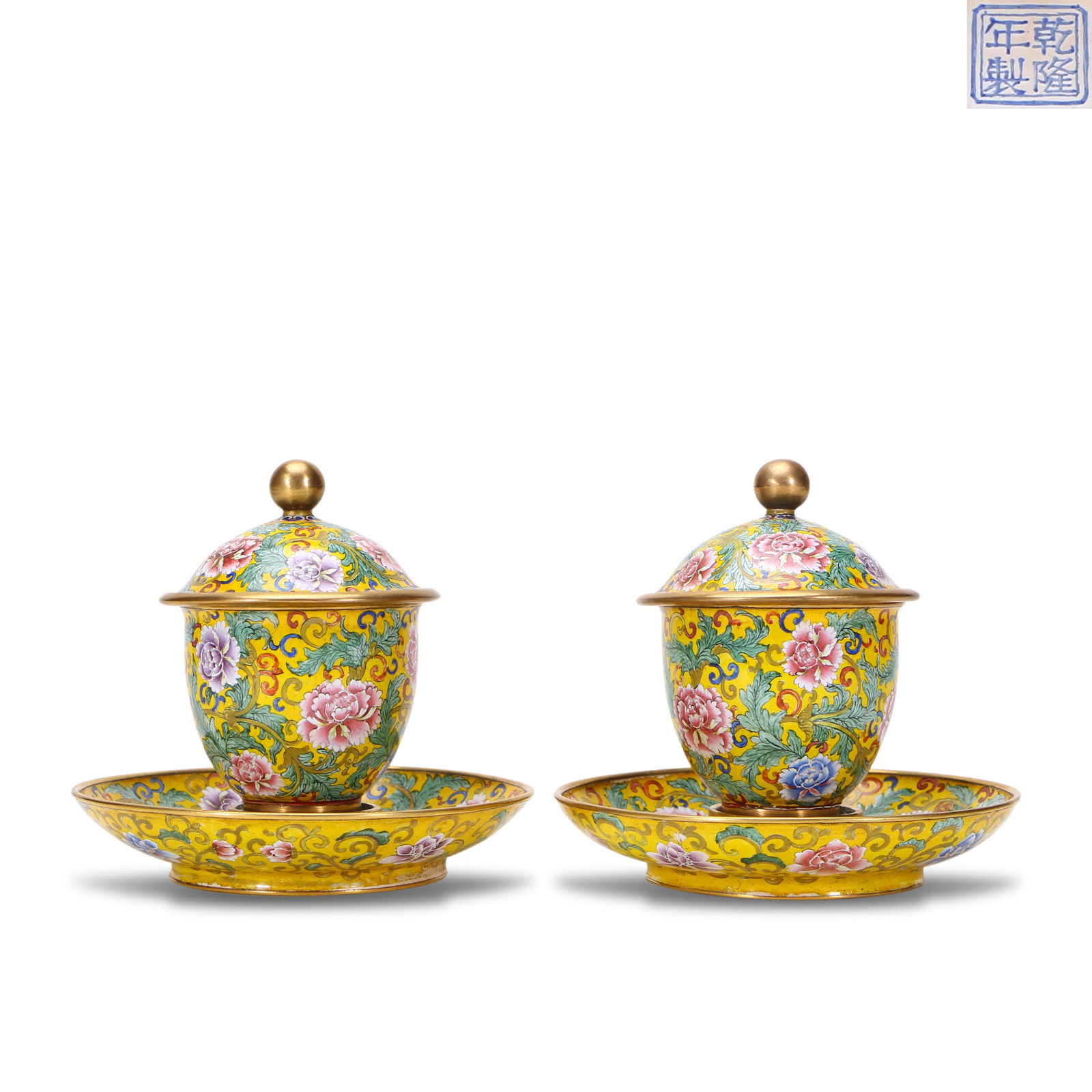 Qing Dynasty Qianlong period, A pair of enamel-on-copper cup and saucer with floral patterns (1 of 9)