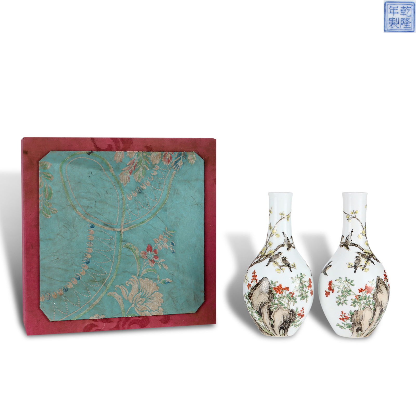 Qing Dynasty Qianlong period, A pair of enameled gall-shaped vases with flower and bird patterns (1 of 6)