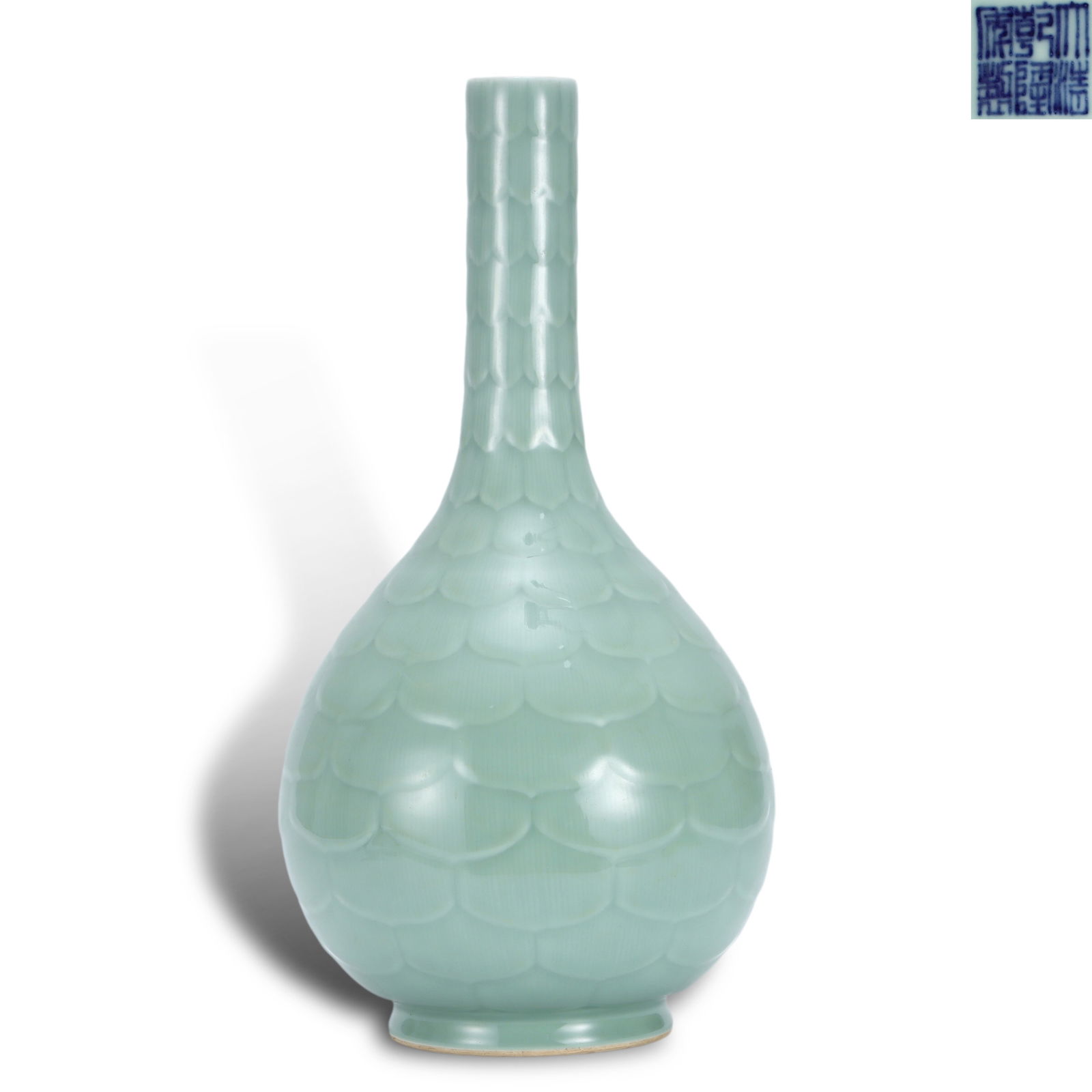 Qing Dynasty Qianlong period, Celadon-glazed gall vase with carved lotus petal patterns (1 of 6)