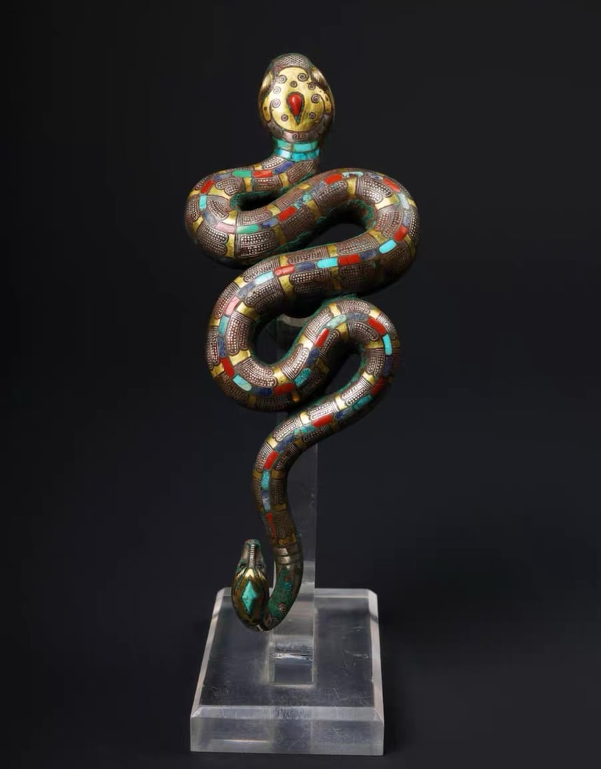 WARRING STATES PERIOD BRONZE SNAKE HOOK: Name WARRING STATES PERIOD BRONZE SNAKE HOOK Dimensions L:19CM Condition Additional photographs and condition reports are available upon request as a courtesy to our clients. Any con