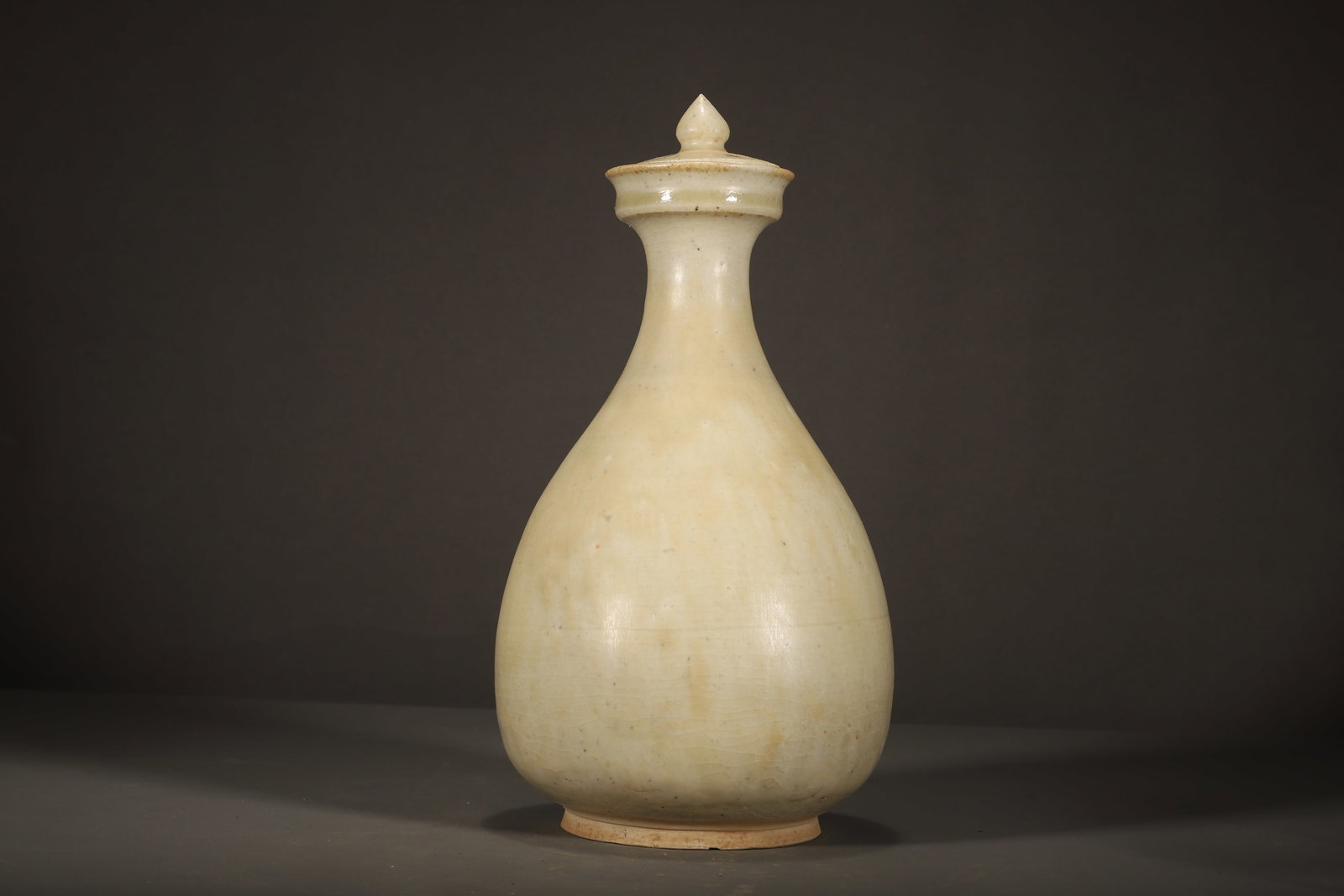 SUI DYNASTY WHITE PORCELAIN BOTTLE WITH DISH MOUTH: Name SUI DYNASTY WHITE PORCELAIN BOTTLE WITH DISH MOUTH Dimensions H:23CM Condition Additional photographs and condition reports are available upon request as a courtesy to our clients. Any