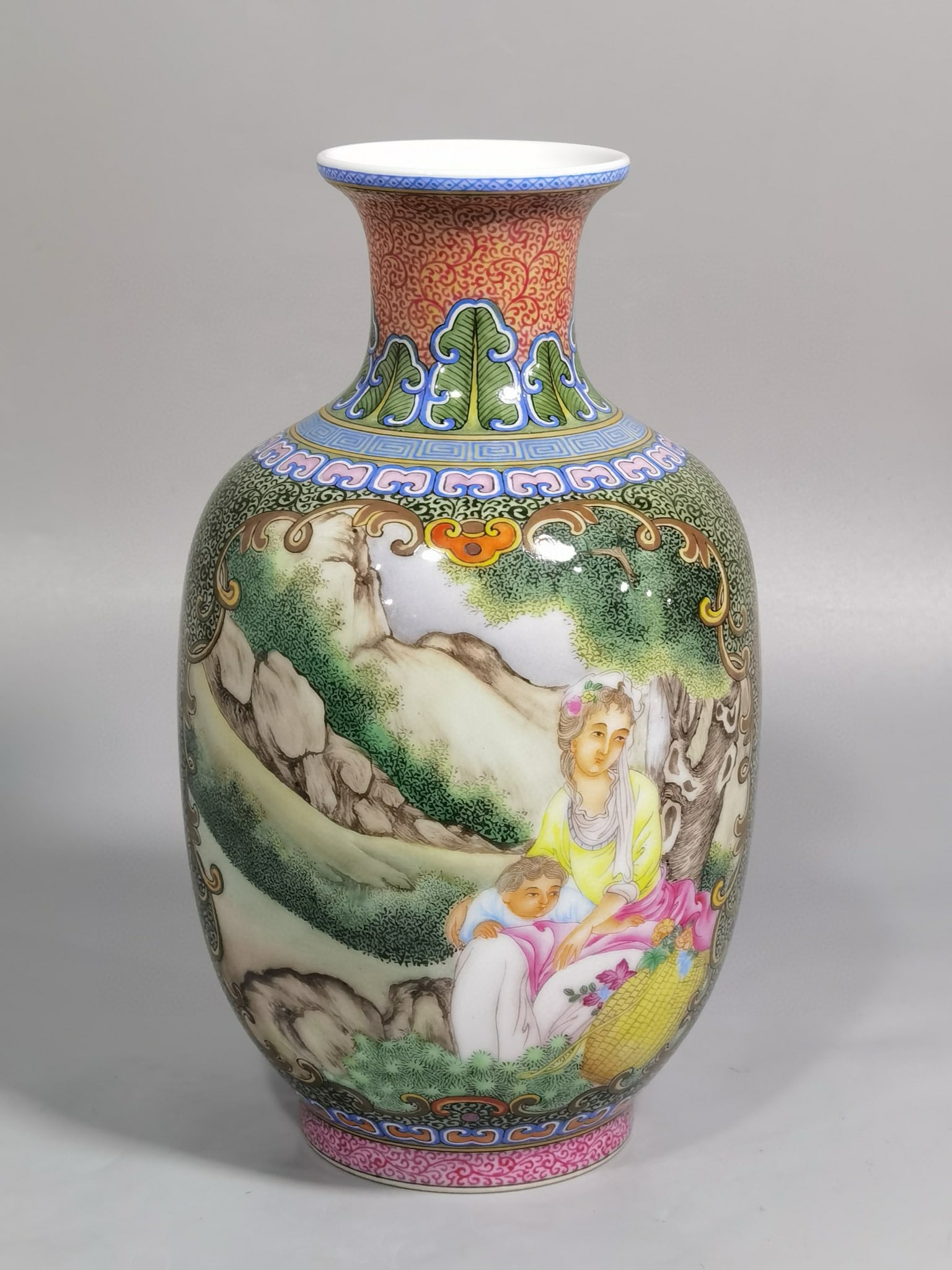QING DYNASTY ENAMEL-PAINTED WESTERN FIGURE VASE: Name QING DYNASTY ENAMEL-PAINTED WESTERN FIGURE VASE Dimensions H:18.8CM Condition Additional photographs and condition reports are available upon request as a courtesy to our clien