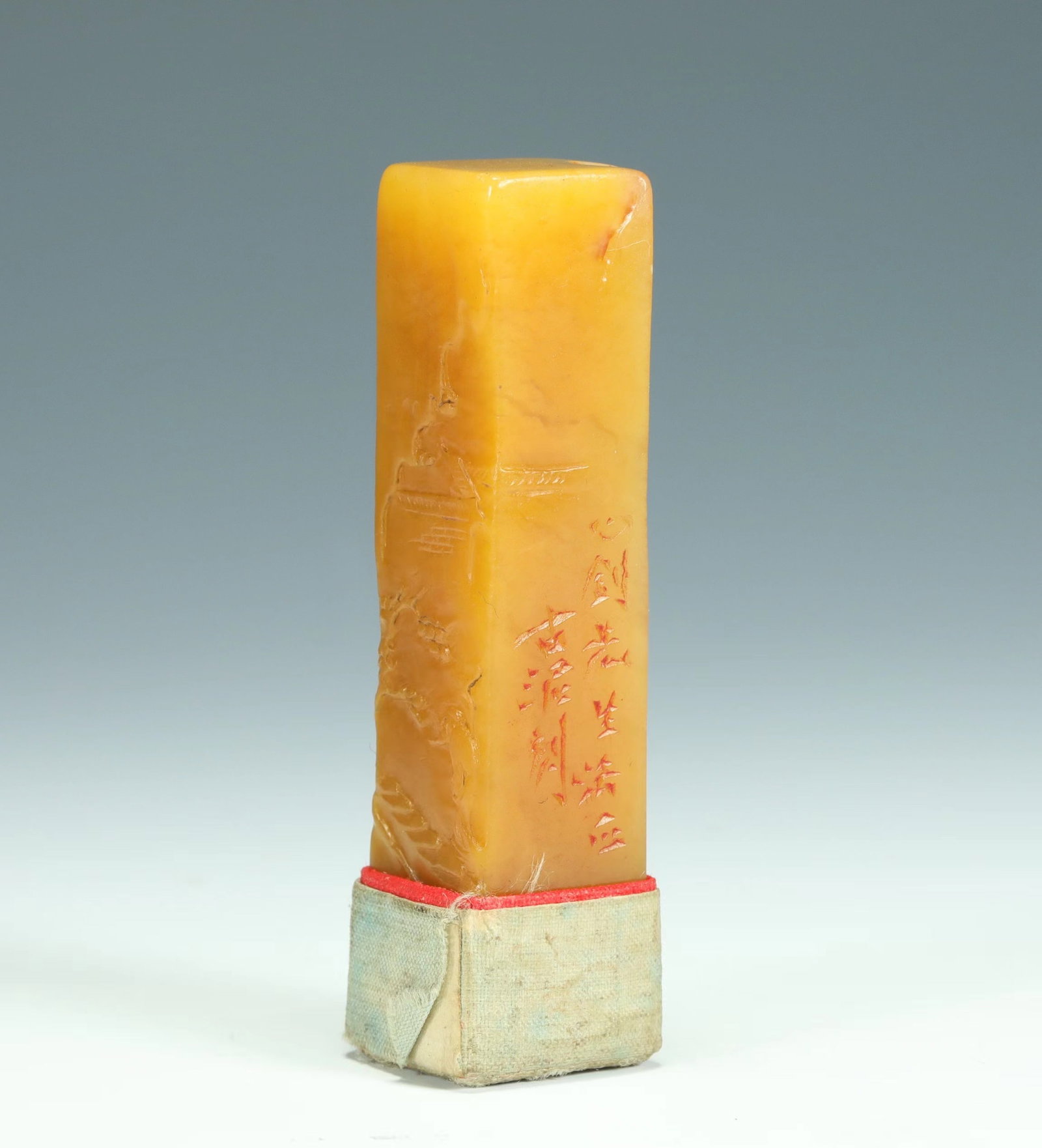 QING DYNASTY TIANHUANG SEAL: Name QING DYNASTY TIANHUANG SEAL Dimensions H:5.8CM L:1.3CM WT:26.8G Condition Additional photographs and condition reports are available upon request as a courtesy to our clients. A