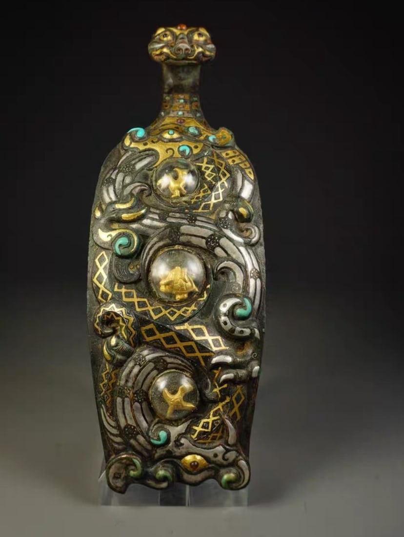 WARRING STATES PERIOD GOLD AND SILVER INLAID BRONZE HOOK: Name WARRING STATES PERIOD GOLD AND SILVER INLAID BRONZE HOOK Dimensions L:21CM Condition Additional photographs and condition reports are available upon request as a courtesy to ou