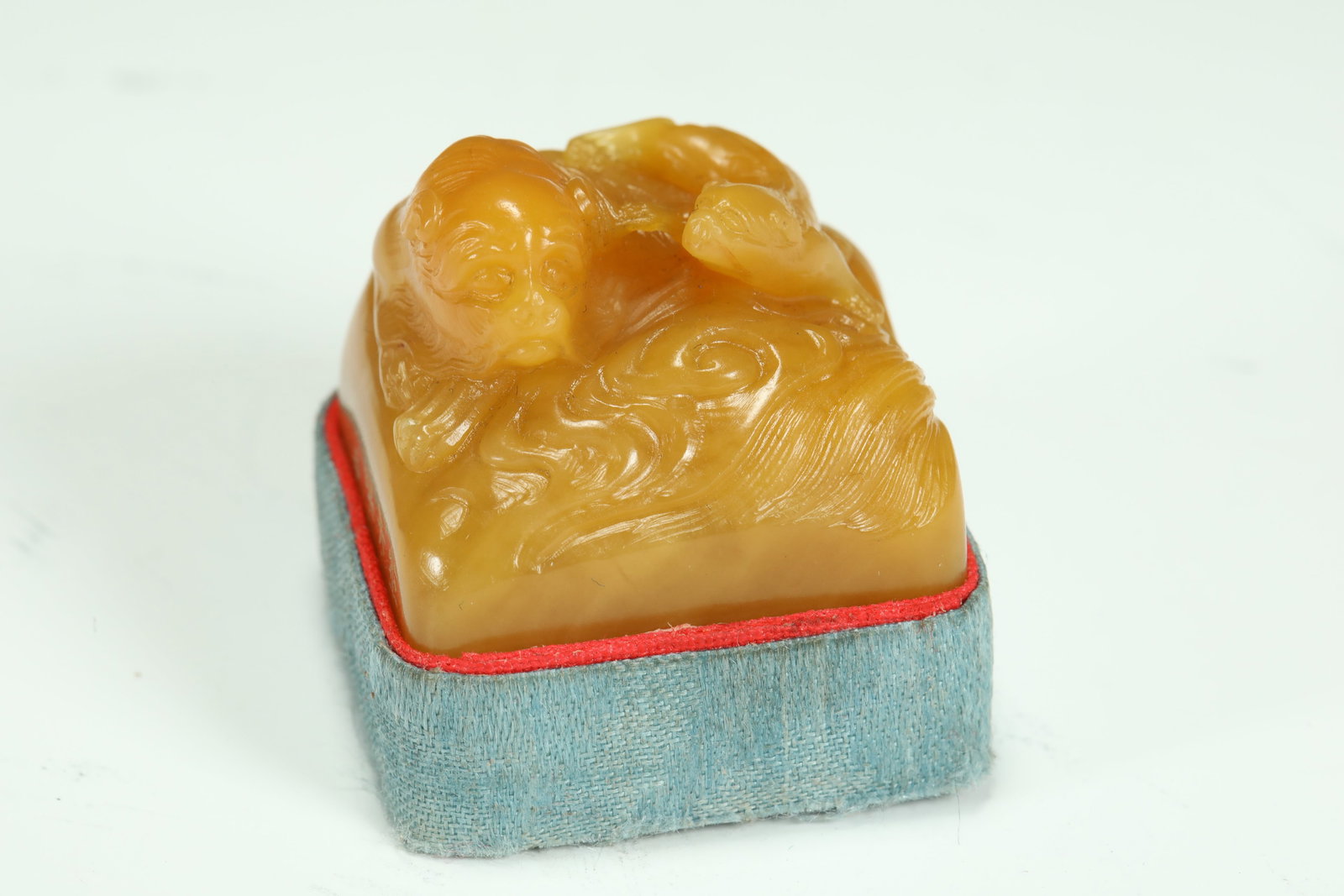 QING DYNASTY TIANHUANG SEAL: Name QING DYNASTY TIANHUANG SEAL Dimensions H:2.65CM L:2.78CM WT:27.7G Condition Additional photographs and condition reports are available upon request as a courtesy to our clients.