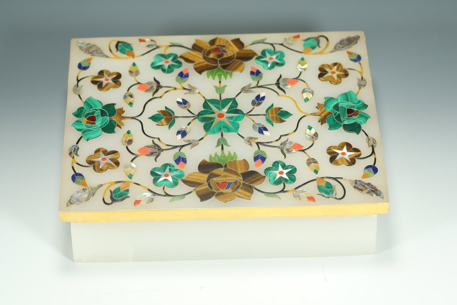 QING DYNASTY INLAID GOLD BOX: Name QING DYNASTY INLAID GOLD BOX Dimensions H:5.2CM L:20CM Condition Additional photographs and condition reports are available upon request as a courtesy to our clients. Any condit