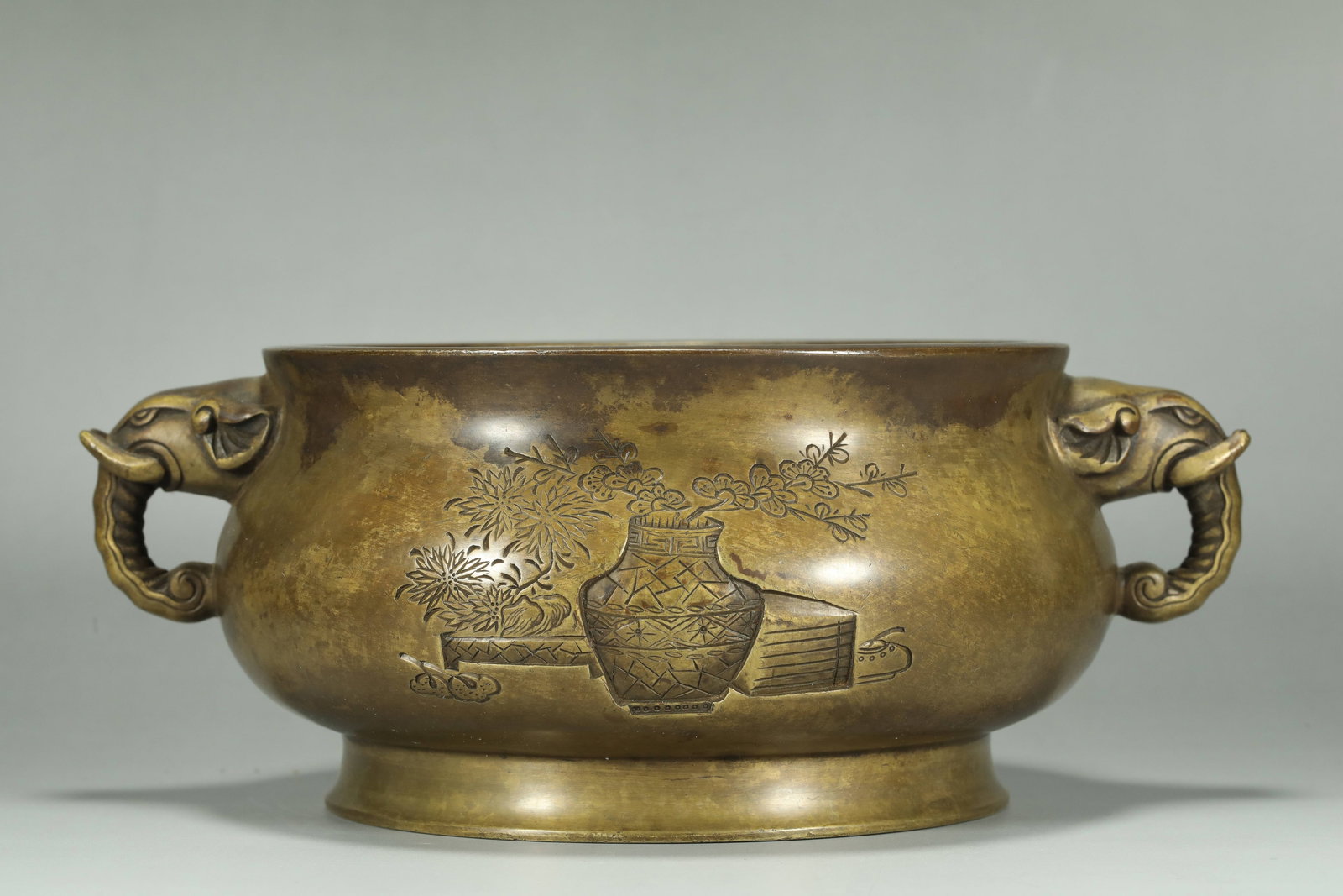 ELEPHANT EAR INCENSE BURNER OF THE QING DYNASTY: Name ELEPHANT EAR INCENSE BURNER OF THE QING DYNASTY Dimensions H:8CM D:20CM Condition Additional photographs and condition reports are available upon request as a courtesy to our cl