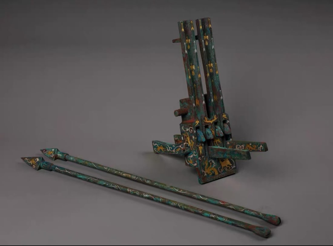 WARRING STATES PERIOD GOLD AND SILVER INLAID CROSSBOW: Name WARRING STATES PERIOD GOLD AND SILVER INLAID CROSSBOW Dimensions L:40CM Condition Additional photographs and condition reports are available upon request as a courtesy to our c