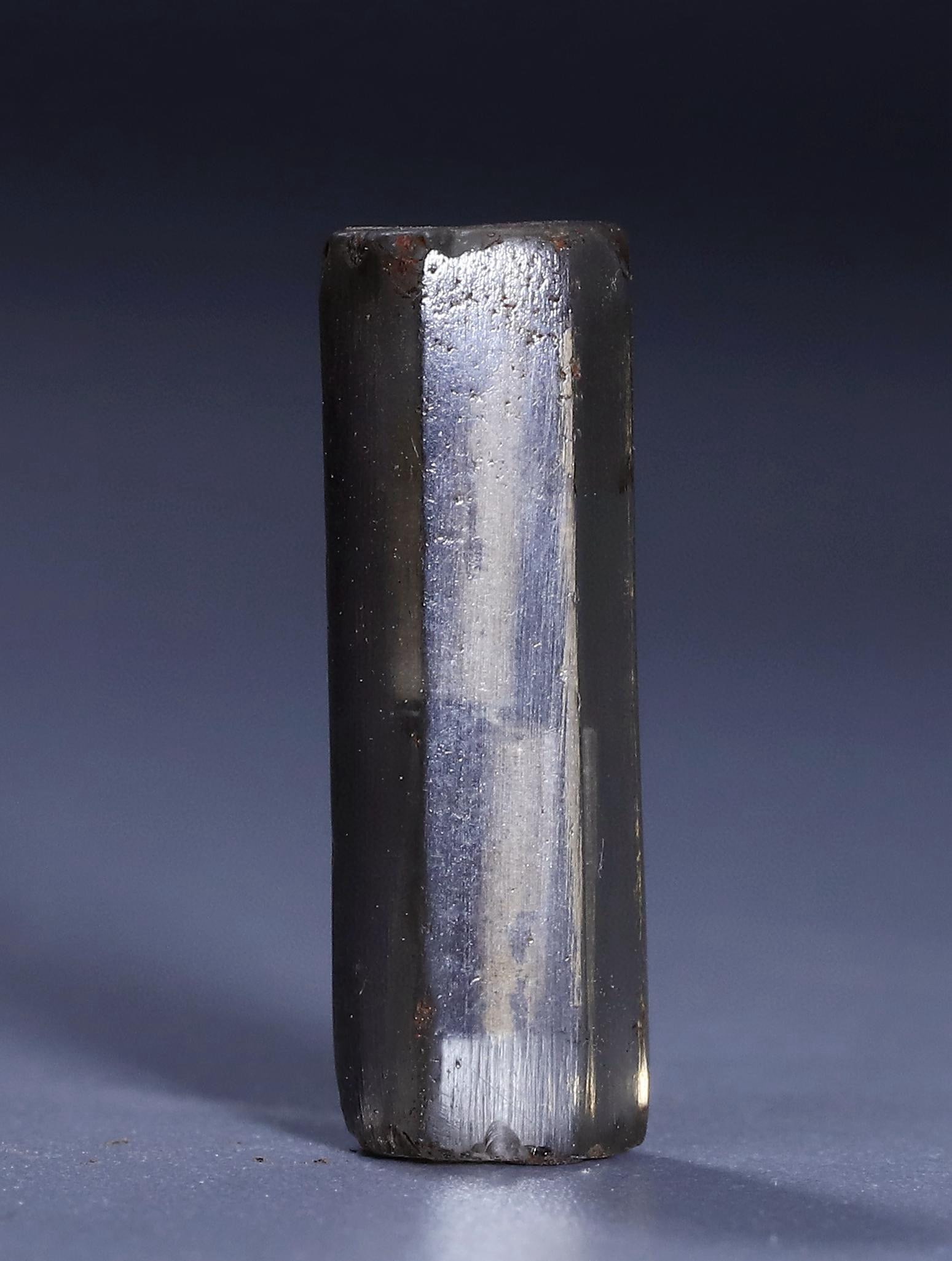 WARRING STATES CRYSTAL TUBE: Name WARRING STATES CRYSTAL TUBE Dimensions H:2.3CM L:0.7CM Condition Additional photographs and condition reports are available upon request as a courtesy to our clients. Any condit