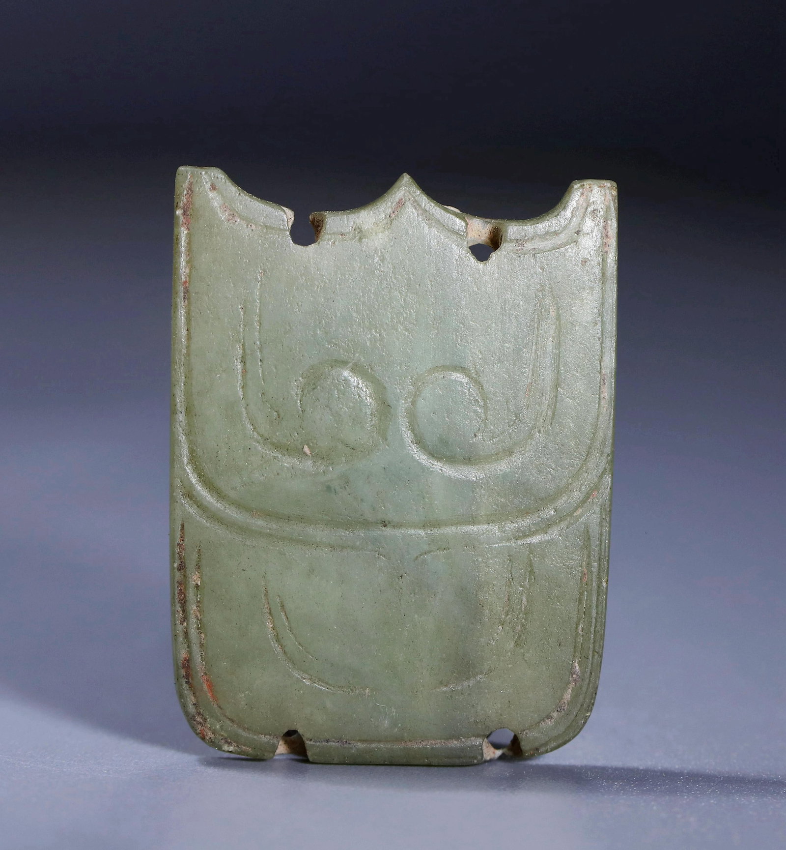 WESTERN ZHOU SHIELD-SHAPED PENDANT: Name WESTERN ZHOU SHIELD-SHAPED PENDANT Dimensions H:3CM L:2.3CM Condition Additional photographs and condition reports are available upon request as a courtesy to our clients. Any c