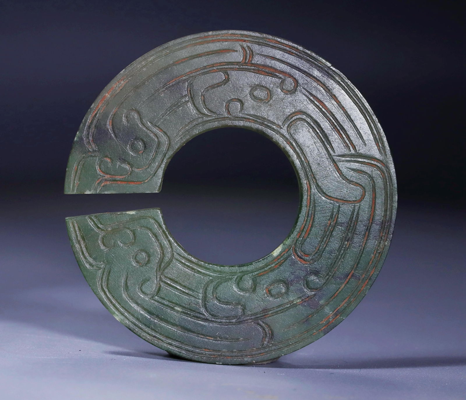 WESTERN ZHOU DYNASTY DRAGON PATTERN JADE PENDANT: Name WESTERN ZHOU DYNASTY DRAGON PATTERN JADE PENDANT Dimensions D:5.41CM Condition Additional photographs and condition reports are available upon request as a courtesy to our clie