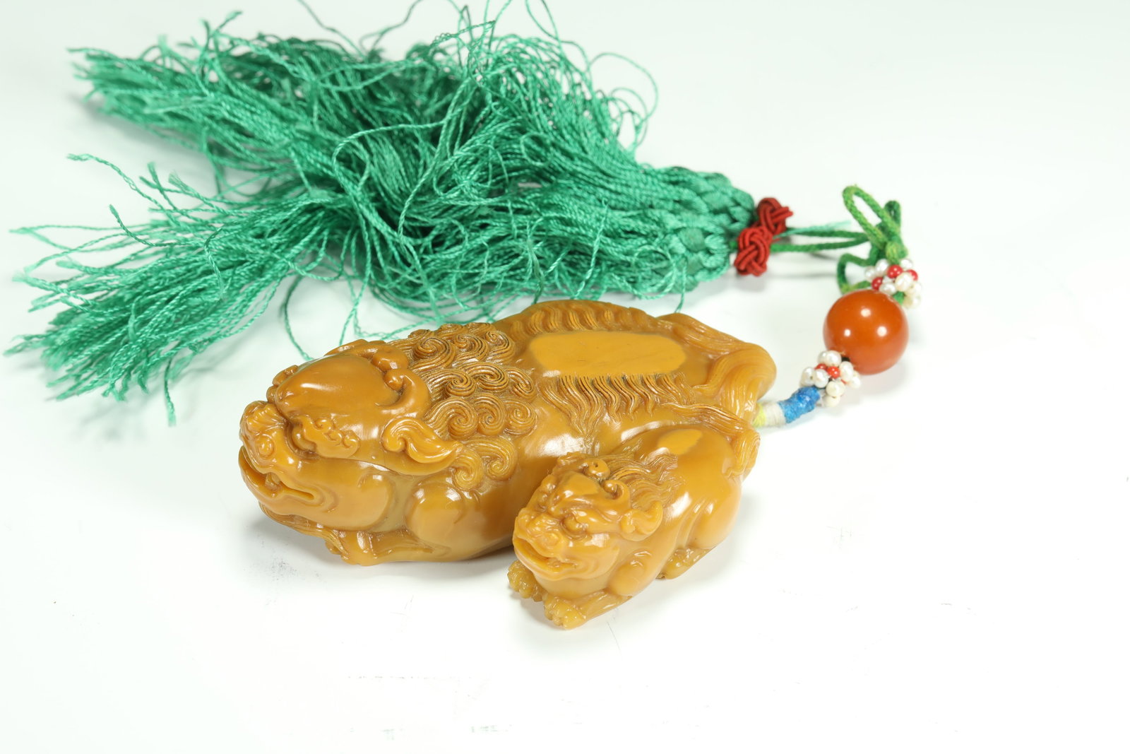 QING DYNASTY TIANHUANG MOTHER AND CHILD BEAST: Name QING DYNASTY TIANHUANG MOTHER AND CHILD BEAST Dimensions H:2.2CM L:7.7CM WT:99G Condition Additional photographs and condition reports are available upon request as a courtesy t