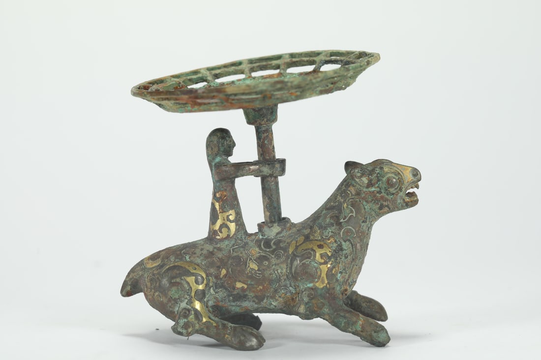 WARRING STATES PERIOD GOLD AND SILVER LAMP: Name WARRING STATES PERIOD GOLD AND SILVER LAMP Dimensions H:8CM L:8CM Condition Additional photographs and condition reports are available upon request as a courtesy to our clients.