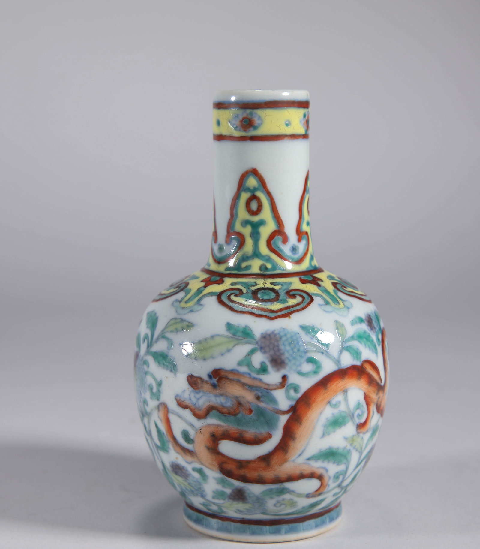 QING DYNASTY DOUCAI DRAGON PATTERN VASE: Name QING DYNASTY DOUCAI DRAGON PATTERN VASE Dimensions H:11.3CM Condition Additional photographs and condition reports are available upon request as a courtesy to our clients. Any