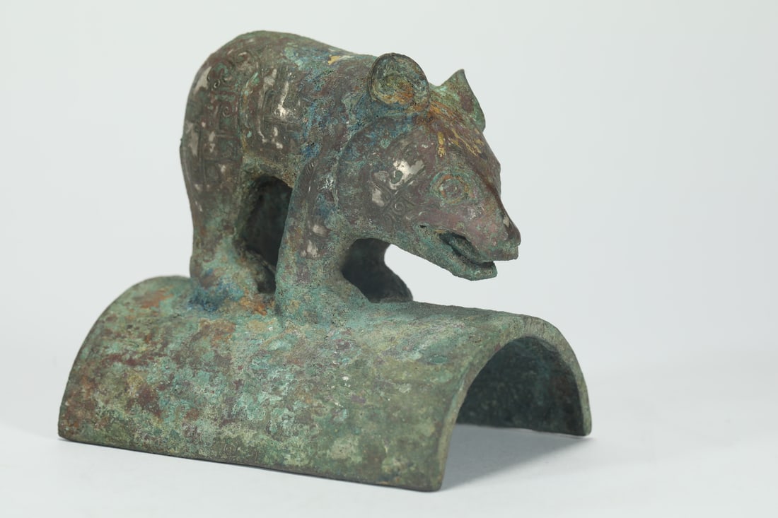 WARRING STATES BRONZE BEAR: Name WARRING STATES BRONZE BEAR Dimensions H:8CM L:9CM Condition Additional photographs and condition reports are available upon request as a courtesy to our clients. Any condition r