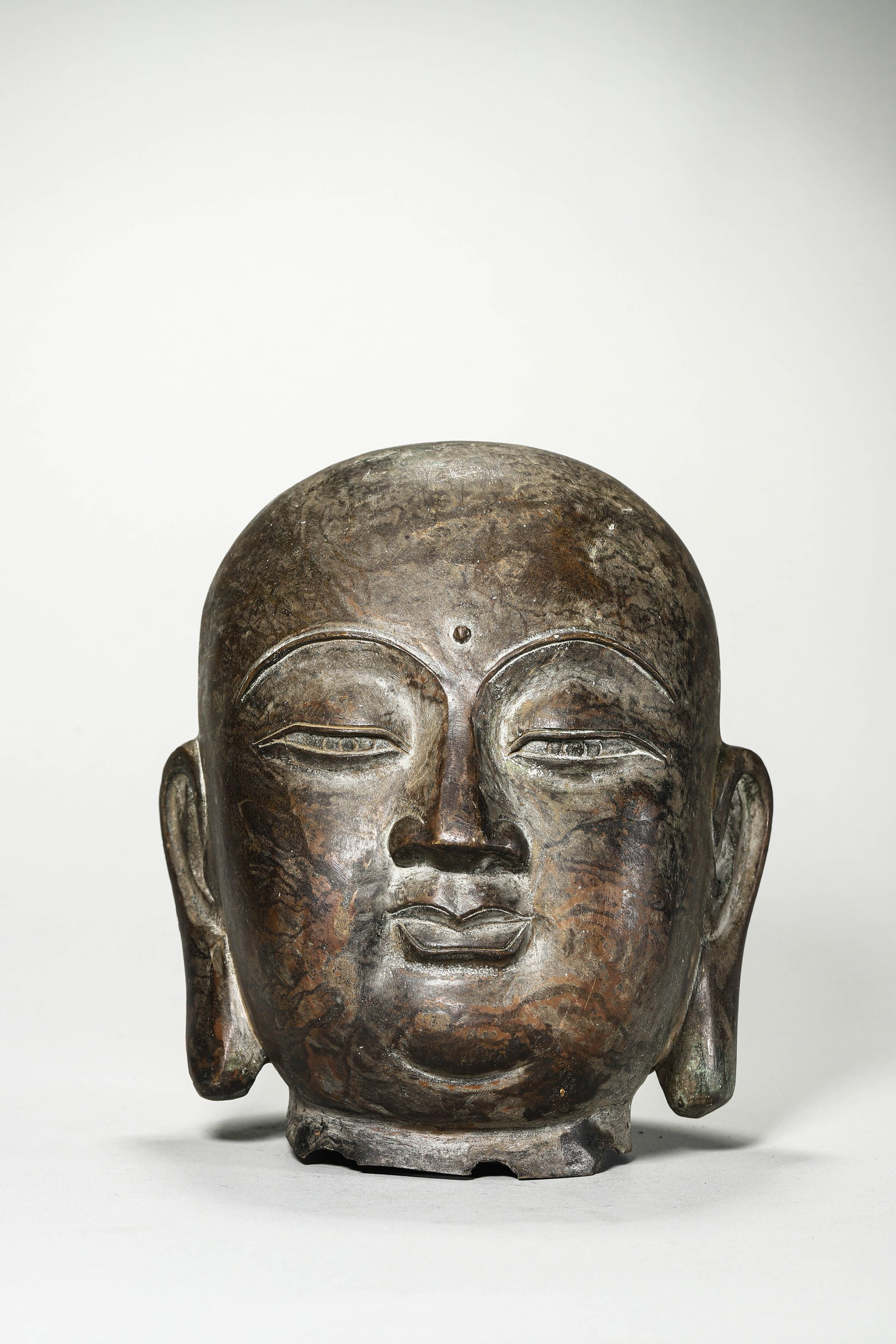 Song Dynasty Bronze Buddha head: Name Song Dynasty Bronze Buddha head Dimensions H:20.5cm Condition Additional photographs and condition reports are available upon request as a courtesy to our clients. Any condition