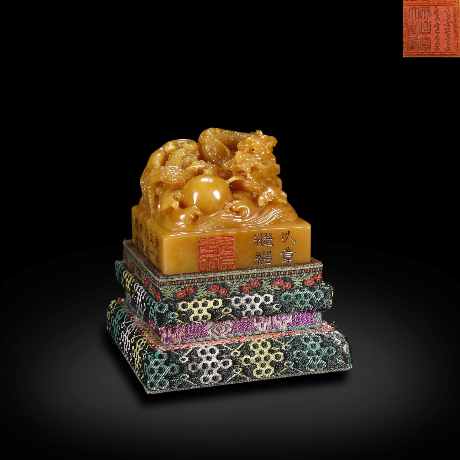 Qing Dynasty Kangxi Period,Tianhuang Stone Seal with Dragon Knob, Made by Imperial Household in the: Name Qing Dynasty Kangxi Period,Tianhuang Stone Seal with Dragon Knob, Made by Imperial Household in the 38th Year Dimensions H:5.7cm W:6.6cm Condition Additional photographs and con