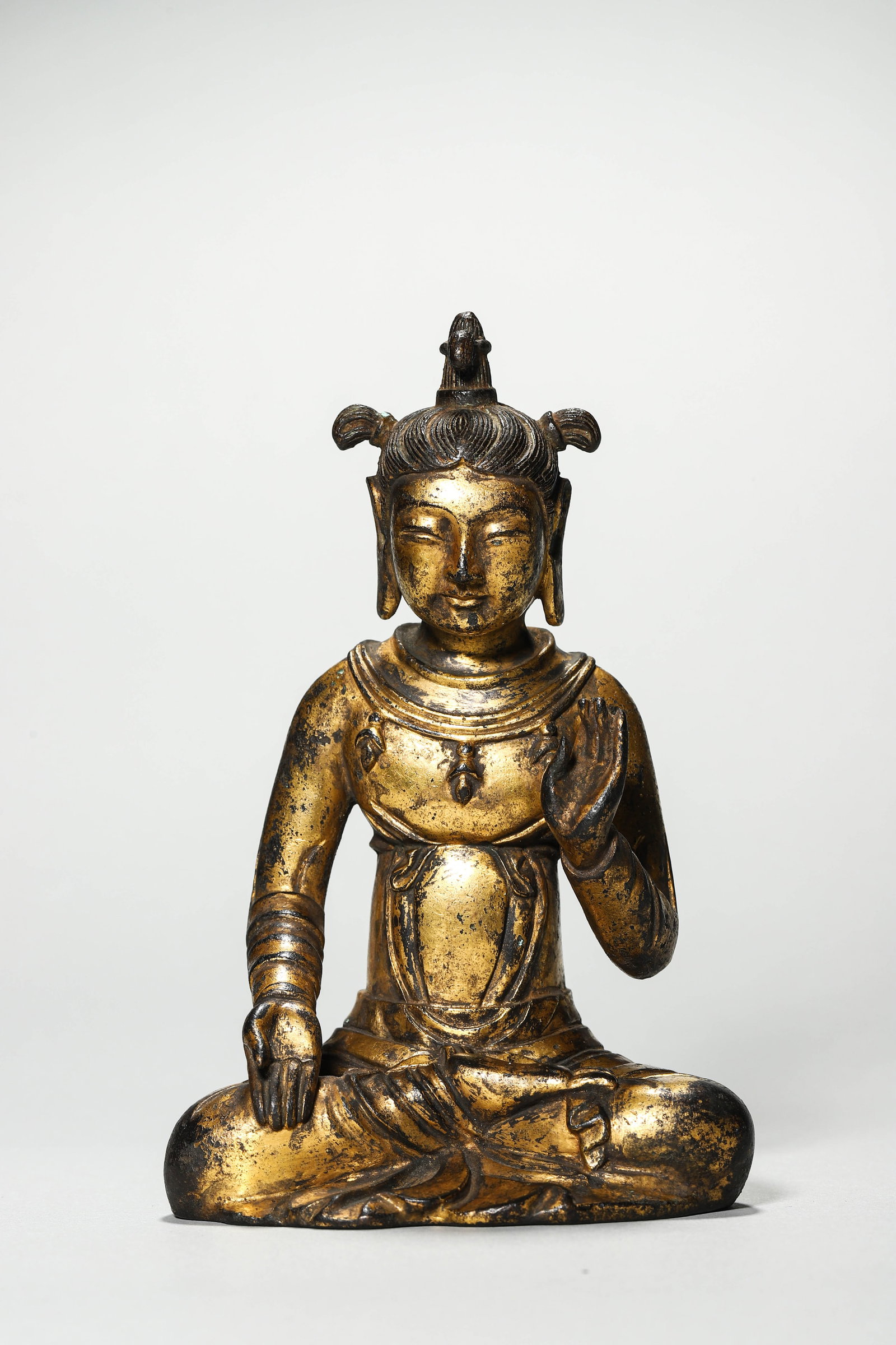 Tang Dynasty Gilt-bronze seated Guanyin statue: Name Tang Dynasty Gilt-bronze seated Guanyin statue Dimensions H:16cm W:10.5cm Condition Additional photographs and condition reports are available upon request as a courtesy to our