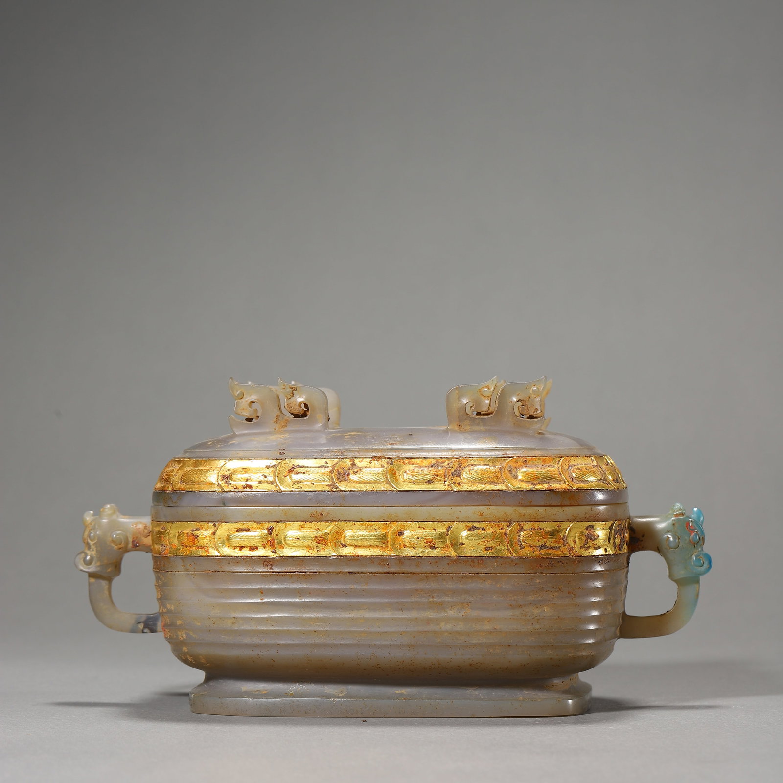 Han Dynasty Agate covered box with gold-mounted dragon ears: Name Han Dynasty Agate covered box with gold-mounted dragon ears Dimensions L:19.5cm W:10.5cm Condition Additional photographs and condition reports are available upon request as a courtesy to