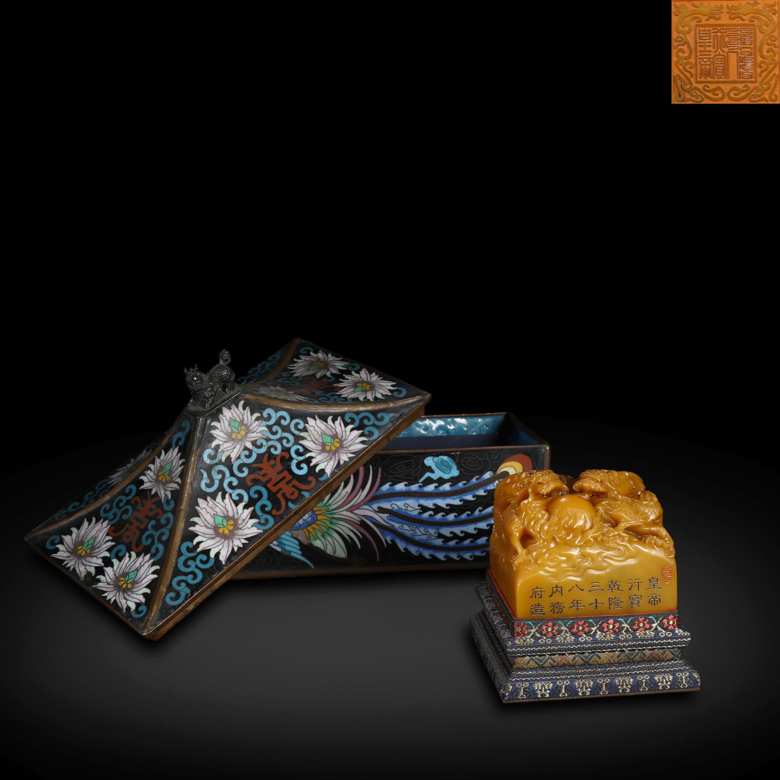 Qing Dynasty Qianlong Period,Tianhuang Stone Seal with Double Dragons Playing Pearl, Made in the: Name Qing Dynasty Qianlong Period,Tianhuang Stone Seal with Double Dragons Playing Pearl, Made in the 38th Year Dimensions H:7.4cm W:8.5cm Condition Additional photographs and condit