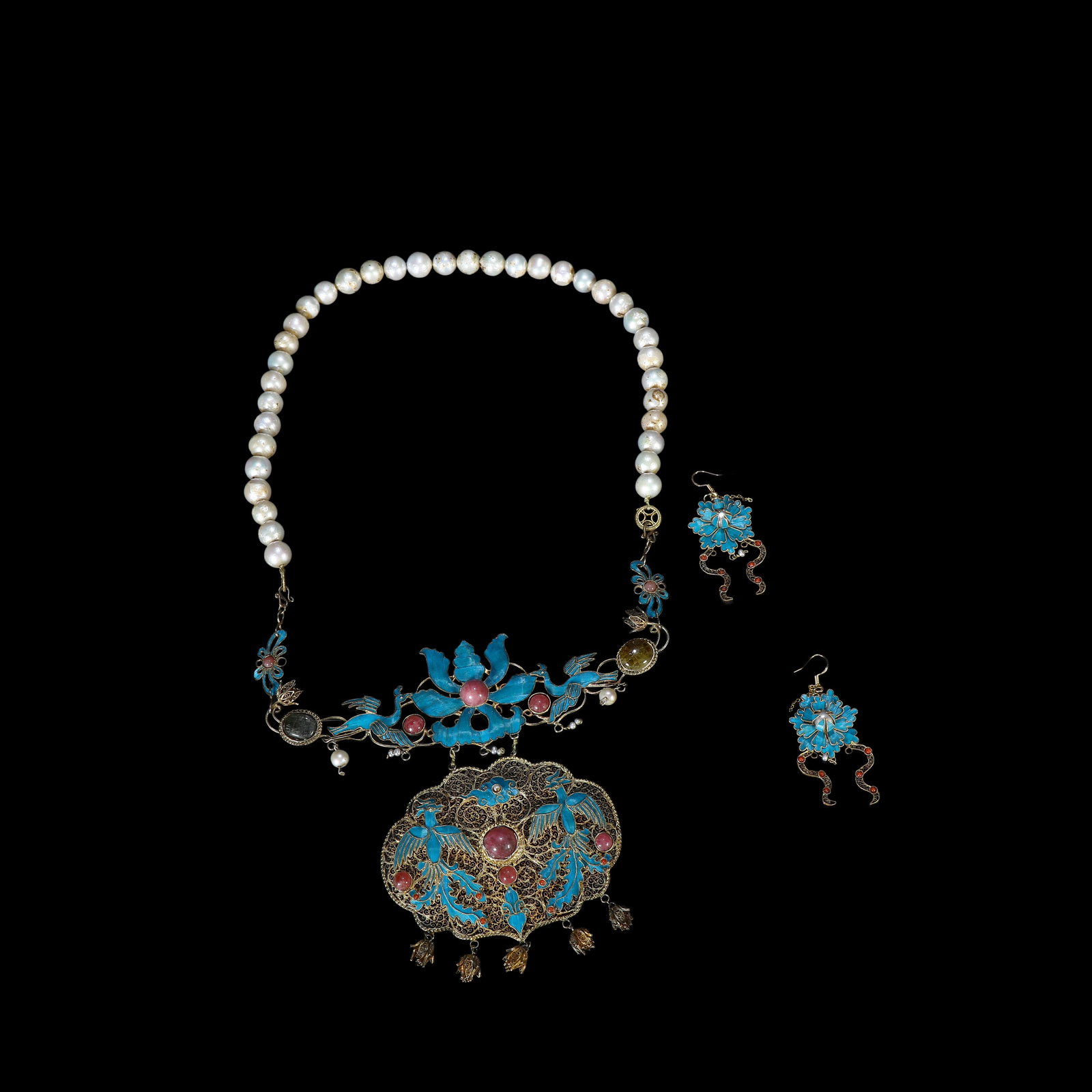 Qing Dynasty, Set of Gilt Silver Kingfisher Feather Necklace and Earrings with Inlaid Gemstones,: Name Qing Dynasty, Set of Gilt Silver Kingfisher Feather Necklace and Earrings with Inlaid Gemstones, Phoenix and Floral Dimensions L:34cm W:15.5cm/W:6.5cm W:2.7cm Description