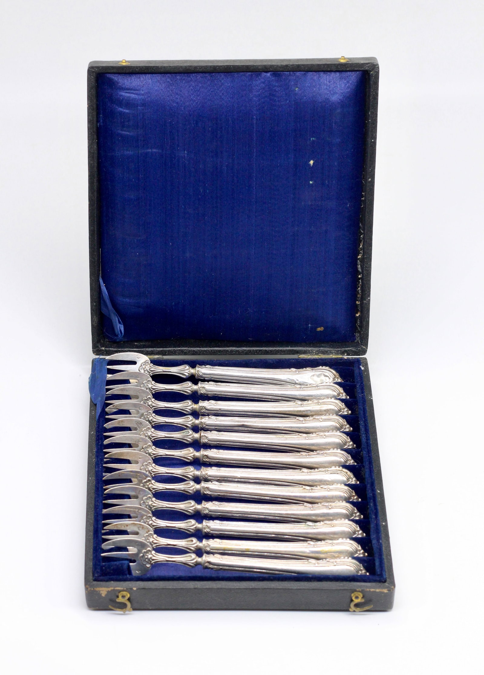 19th Century French Minerva Mark 800 Silver Three-Prong Fork Set with Original Case: Name 19th Century French Minerva Mark 800 Silver Three-Prong Fork Set with Original Case Dimensions L:15cm Wt:183g Description 19th Century French Minerva 800 Silver Three-Tine Fork Set, a c