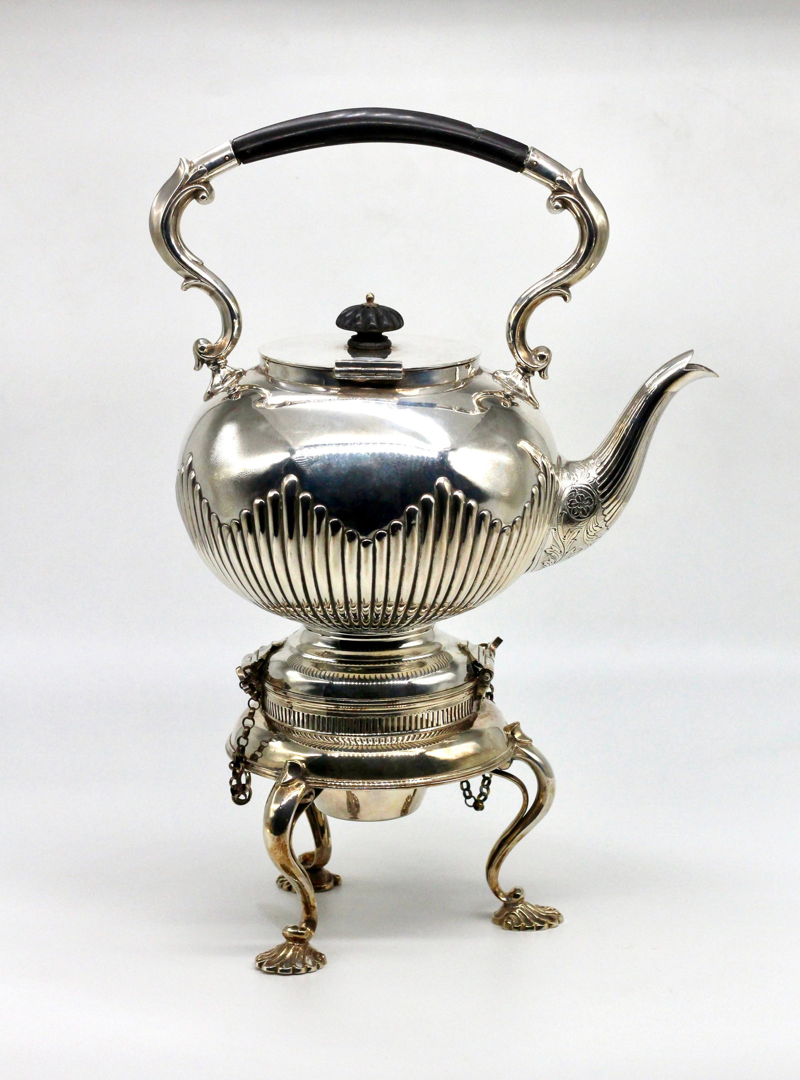 Late Victorian to Edwardian British (c.1890-1920) Silver-Plated Kettle with Swing Handle: Name Late Victorian to Edwardian British (c.1890-1920) Silver-Plated Kettle with Swing Handle Dimensions 23x17x25cm/D:10 H:13cm Description Late Victorian to Edwardian period silver-plated k