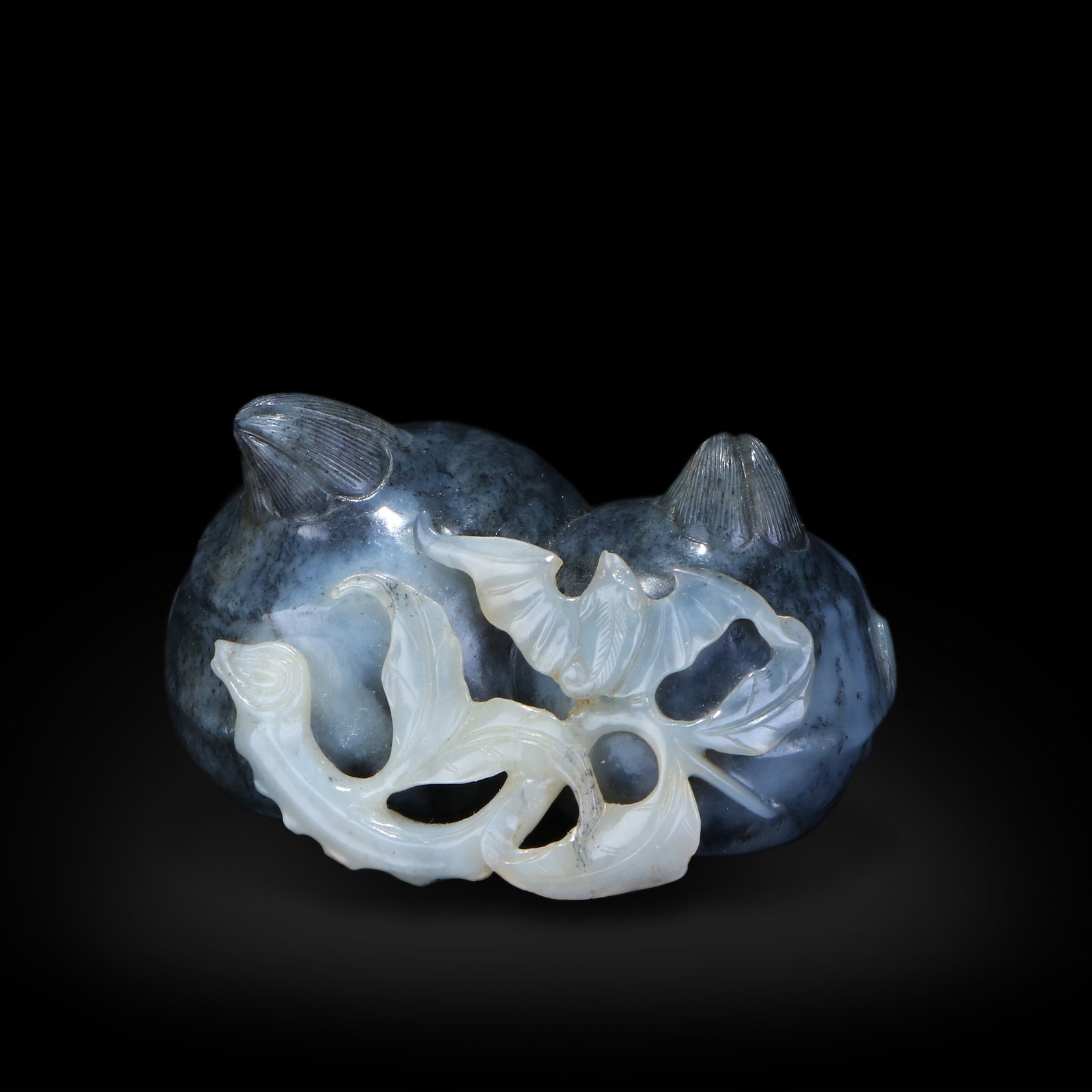 Qing Dynasty Hetian jade blue-and-white river pebble jade ornament in the shape of a water chestnut: Name Qing Dynasty Hetian jade blue-and-white river pebble jade ornament in the shape of a water chestnut Dimensions H:3.9cm W:6.9cm Description