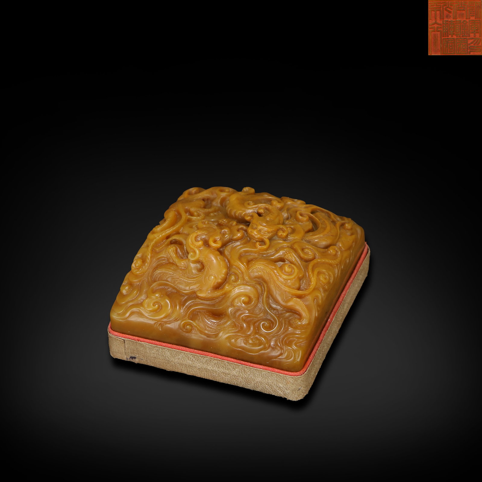 Qing Dynasty Tianhuang stone seal with chi-dragon knob, inscribed "Seal of the Duke of Fuguogong and: Name Qing Dynasty Tianhuang stone seal with chi-dragon knob, inscribed "Seal of the Duke of Fuguogong and General Zhenguo Who Does Not Enter the Eight Ranks" Dimensions H:3cm W:5.6cm Description