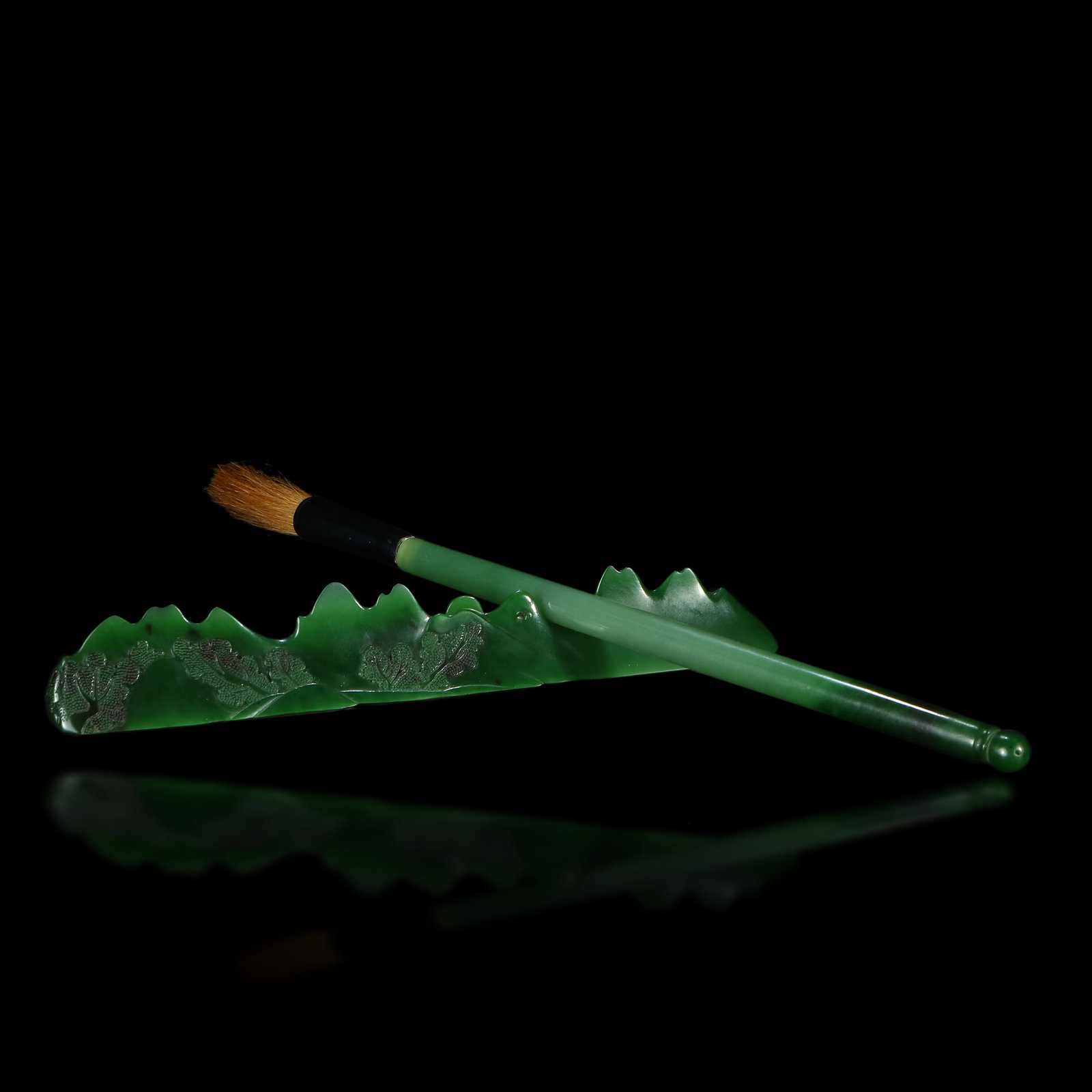 Qing Dynasty a set of Hetian jasper writing brush and brush rest: Name Qing Dynasty a set of Hetian jasper writing brush and brush rest Dimensions L:18.5cm W:2.3cm Description