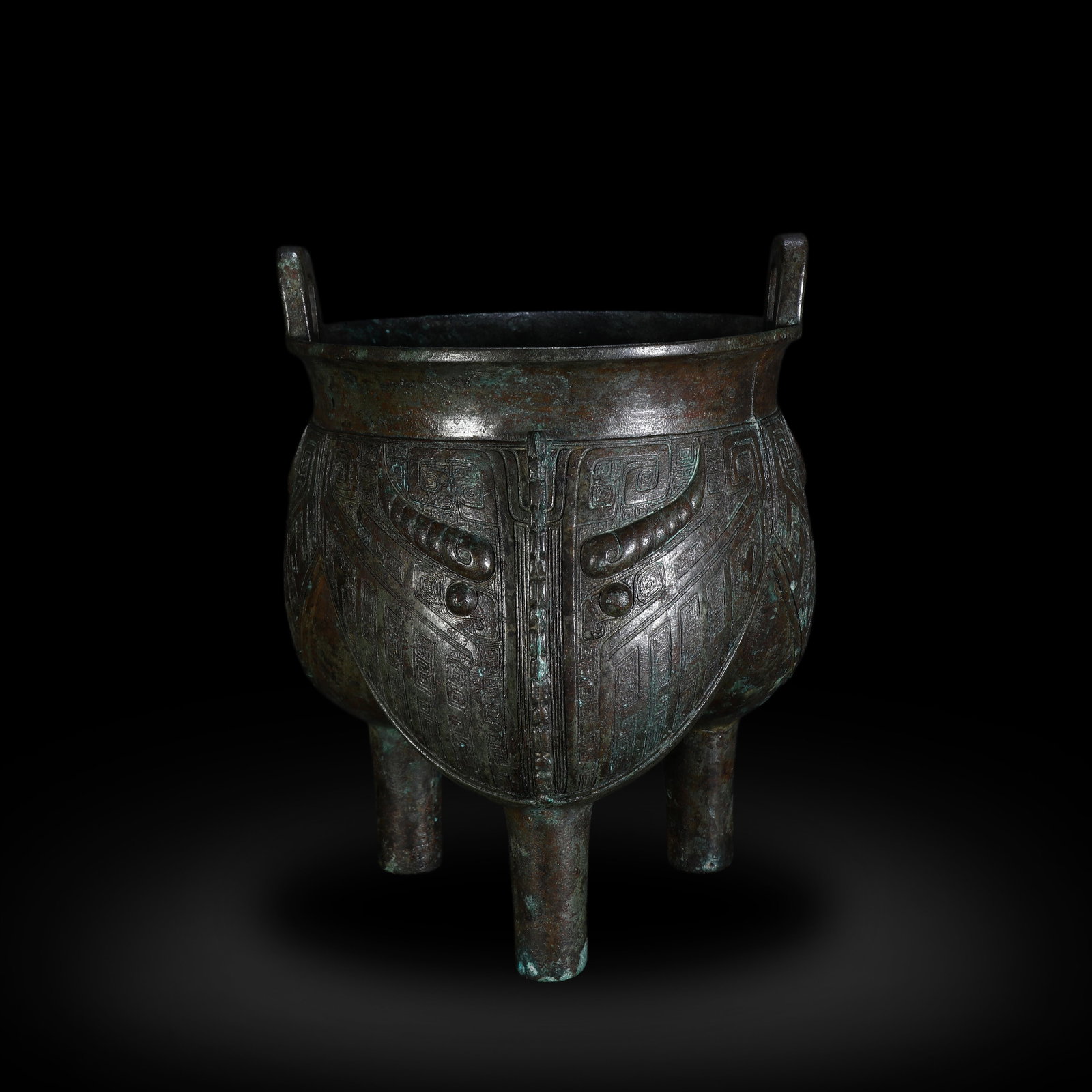 Shang Dynasty Bronze Li Tripod with Taotie Mask Pattern: Name Shang Dynasty Bronze Li Tripod with Taotie Mask Pattern Dimensions H:23cm W:17.5cm Description