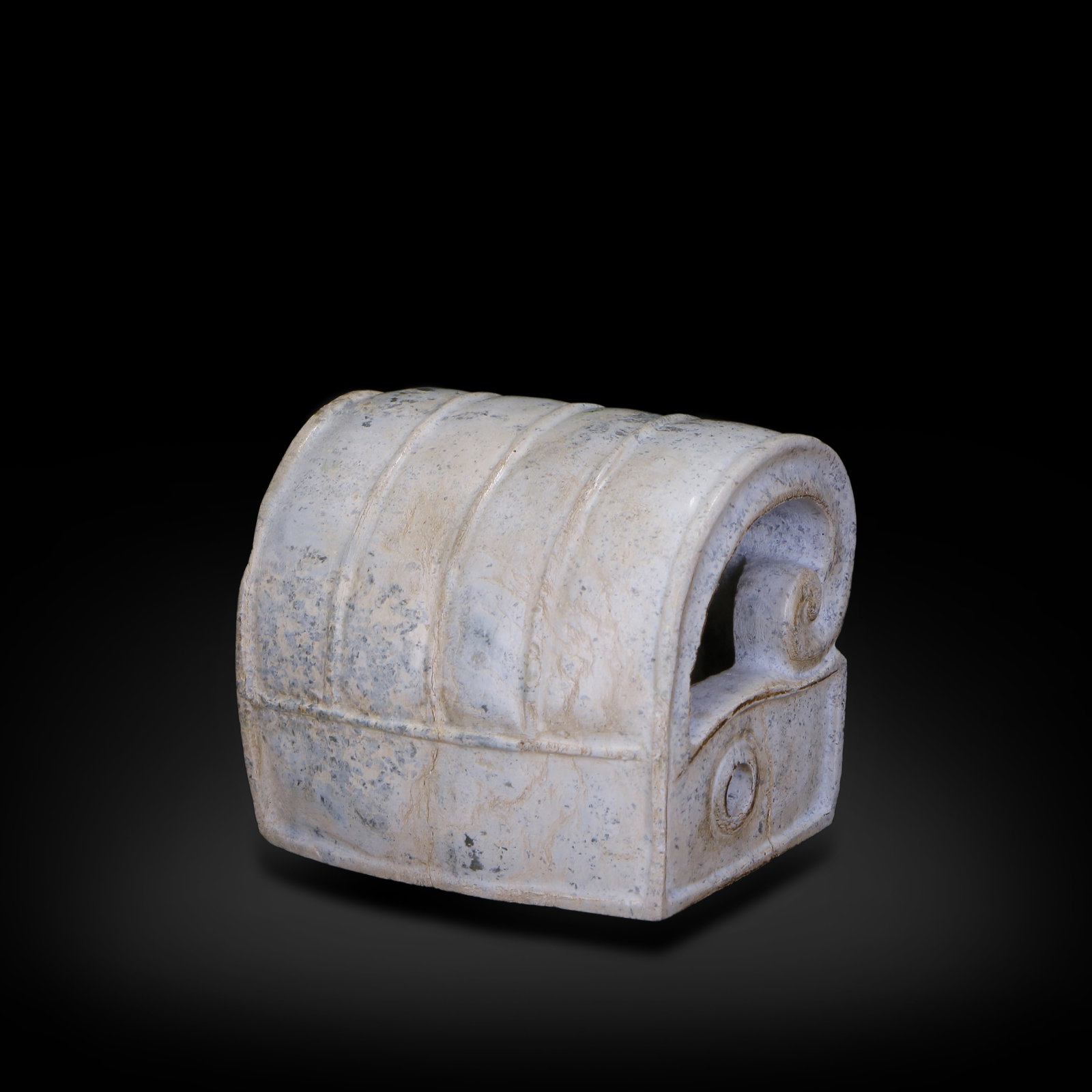 Warring States Period Jade hair crown: Name Warring States Period Jade hair crown Dimensions H:4.9cm W:5.6cm Description